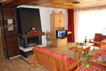 Das Wohnzimmer mit Cheminée und Südbalkon